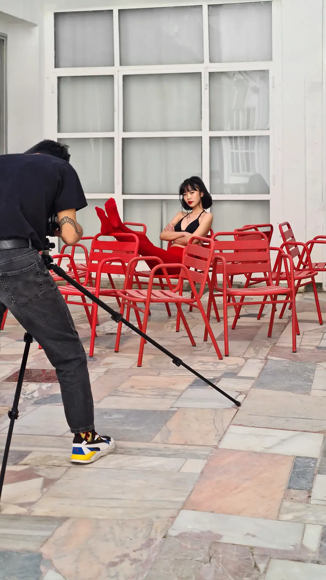 Sesión de fotos con luz natural en el patio exterior del estudio en Valencia